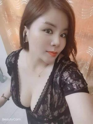 Visit Muscat incall escort Emmy for an hour or two (1 hour OMR 50)